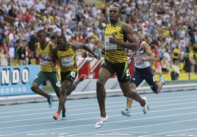 Usain Bolt taglia il traguardo, alle sue spalle il connazionale Warren Weir. Ap